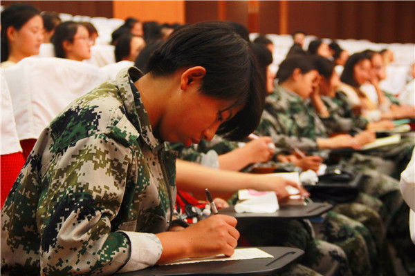 2016092308531511.jpg 公司党委副书记刘晓兵为新生做入学教育报告会