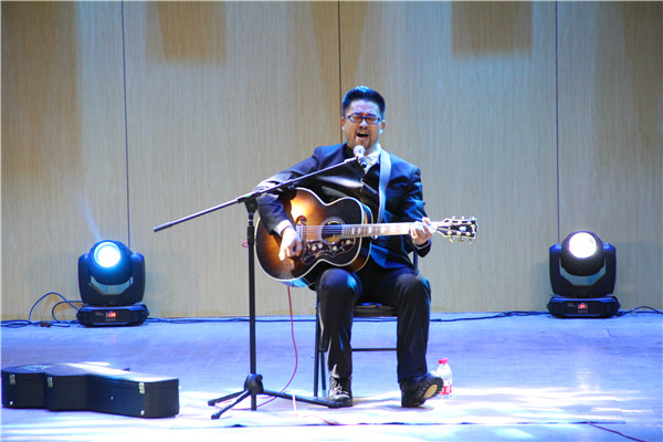 2016112410422188.jpg 杨明毅“以音乐的名义”讲唱会走进公司