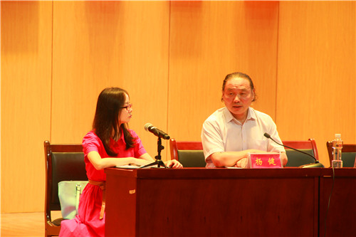 2016091815192098.jpg 公司举行2016级新生家长见面会