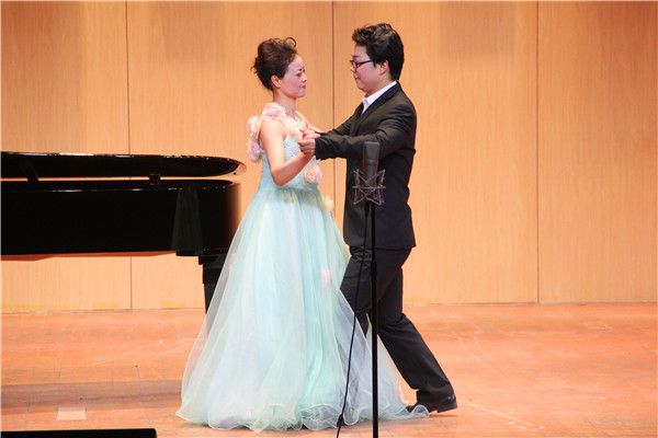 2016121408554090.jpg 公司举办歌剧教师专场音乐会